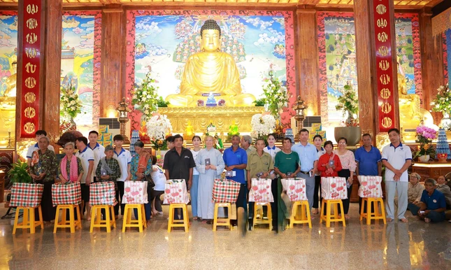 Thiền viện Trúc Lâm Bình Phước tặng 300 phần quà đến người dân có hoàn cảnh khó khăn tại địa phương Thiền viện Trúc Lâm Bình Phước tặng 300 phần quà đến người dân có hoàn cảnh khó khăn tại địa phương