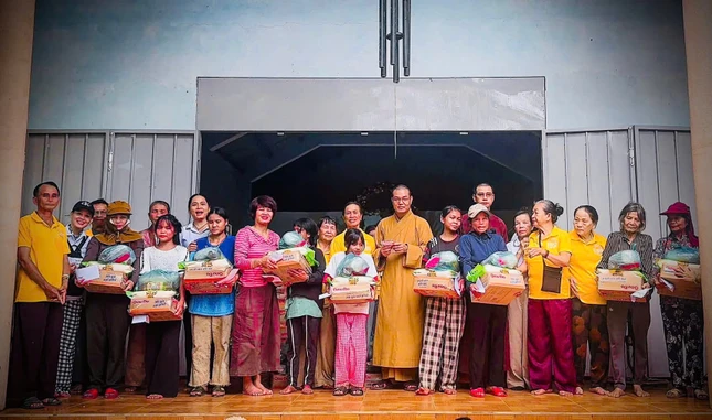 Tặng quà đến người dân khó khăn vùng Nam Trà My Tặng quà đến người dân khó khăn vùng Nam Trà My