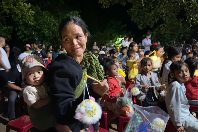 Hơn 500 phần quà Trung thu gồm bánh, kẹo, sữa và tiền mặt được trao đến các em nhỏ Hơn 500 phần quà Trung thu gồm bánh, kẹo, sữa và tiền mặt được trao đến các em nhỏ