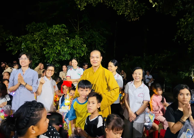 Hơn 500 phần quà Trung thu gồm bánh, kẹo, sữa và tiền mặt được trao đến các em nhỏ Hơn 500 phần quà Trung thu gồm bánh, kẹo, sữa và tiền mặt được trao đến các em nhỏ