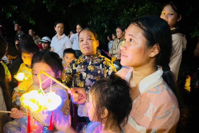 Hơn 500 phần quà Trung thu gồm bánh, kẹo, sữa và tiền mặt được trao đến các em nhỏ Hơn 500 phần quà Trung thu gồm bánh, kẹo, sữa và tiền mặt được trao đến các em nhỏ