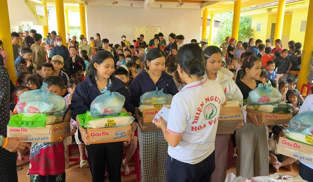 200 phần quà được trao tặng 200 phần quà được trao tặng