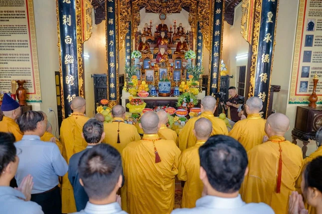 Thành kính dâng hương tưởng niệm, tri ân công đức sâu dày của chư vị tiền bối lịch đại Tổ sư đã dày công khai sáng, gìn giữ mối đạo và bồi đắp chốn Tổ qua các thời kỳ