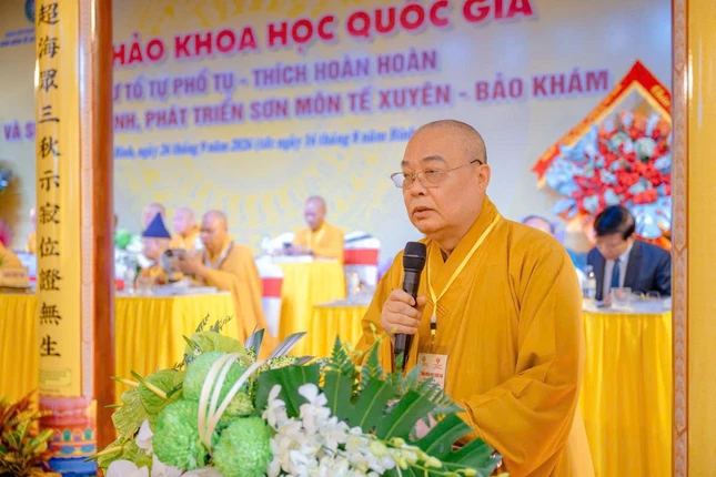 Trưởng lão Hòa thượng Thích Thanh Nhiễu trình bày tham luận