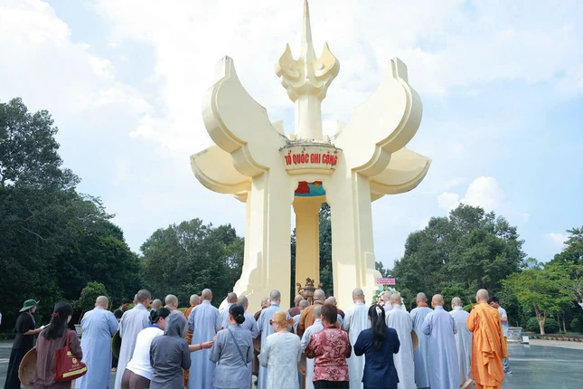 Dâng hương tưởng niệm các anh hùng liệt sĩ tại Khu di tích Quốc gia đặc biệt Tà Thiết Dâng hương tưởng niệm các anh hùng liệt sĩ tại Khu di tích Quốc gia đặc biệt Tà Thiết