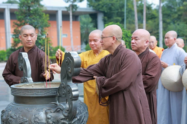 Dâng hương tưởng niệm các anh hùng liệt sĩ tại Khu di tích Quốc gia đặc biệt Tà Thiết Dâng hương tưởng niệm các anh hùng liệt sĩ tại Khu di tích Quốc gia đặc biệt Tà Thiết