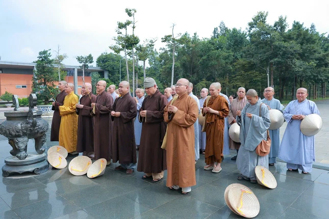 Dâng hương tưởng niệm các anh hùng liệt sĩ tại Khu di tích Quốc gia đặc biệt Tà Thiết Dâng hương tưởng niệm các anh hùng liệt sĩ tại Khu di tích Quốc gia đặc biệt Tà Thiết