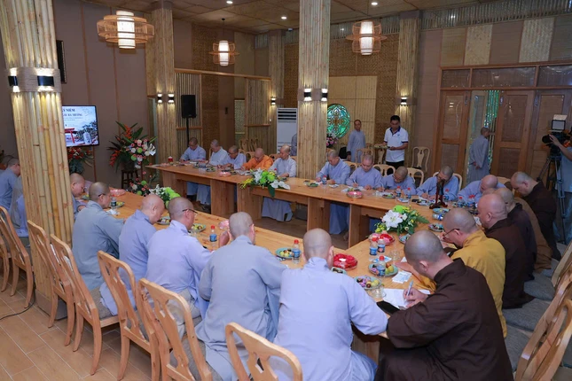 Chư Tăng Ni chia sẻ tại buổi họp mặt Chư Tăng Ni chia sẻ tại buổi họp mặt