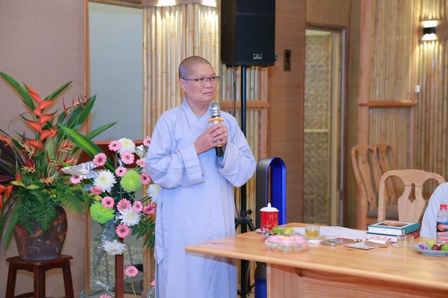Chư Tăng Ni chia sẻ tại buổi họp mặt Chư Tăng Ni chia sẻ tại buổi họp mặt