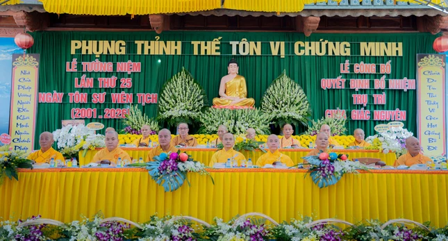 Chư tôn đức chứng minh buổi lễ Chư tôn đức chứng minh buổi lễ