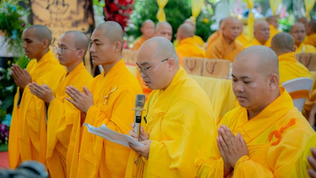 Đại đức Thích Thị Thuận dâng lời phát nguyện Đại đức Thích Thị Thuận dâng lời phát nguyện
