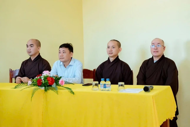 Chư tôn đức, chính quyền và học sinh tham dự Chư tôn đức, chính quyền và học sinh tham dự