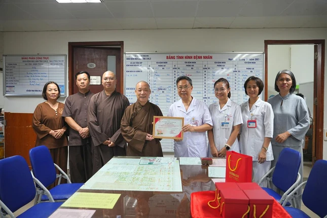 PGS.TS Nguyễn Hà Thanh, Viện trưởng Viện Huyết học - Truyền máu T.Ư tặng Thư tri ân Hòa thượng Thích Bảo Nghiêm, chư Tăng và Phật tử chùa Bằng PGS.TS Nguyễn Hà Thanh, Viện trưởng Viện Huyết học - Truyền máu T.Ư tặng Thư tri ân Hòa thượng Thích Bảo Nghiêm, chư Tăng và Phật tử chùa Bằng