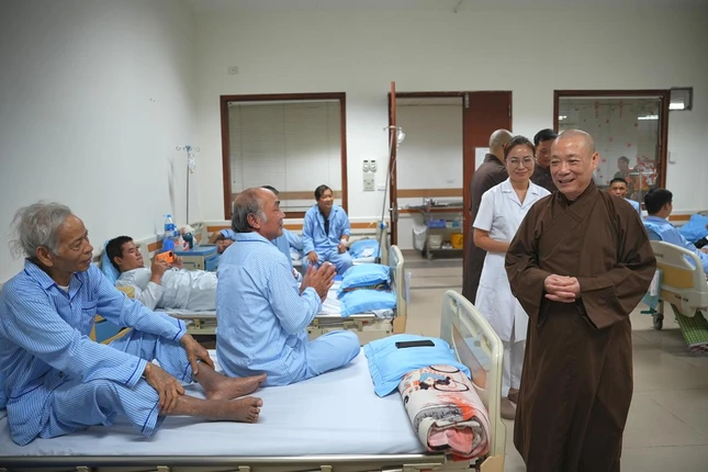 Sự quan tâm, sẻ chia từ chư tôn đức và quý Phật tử đã làm ấm lòng bệnh nhân đang ngày ngày nỗ lực vượt qua bệnh tật Sự quan tâm, sẻ chia từ chư tôn đức và quý Phật tử đã làm ấm lòng bệnh nhân đang ngày ngày nỗ lực vượt qua bệnh tật