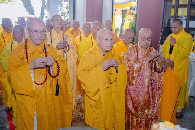 Chư tôn giáo phẩm dâng hương tưởng niệm Hòa thượng Thích Thiện Nguyện Chư tôn giáo phẩm dâng hương tưởng niệm Hòa thượng Thích Thiện Nguyện