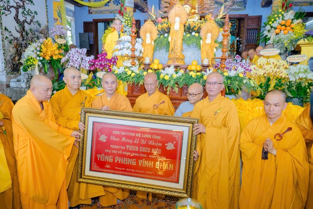 Chư huynh đệ môn phong Linh Ứng chúc mừng Thượng tọa tân trụ trì Chư huynh đệ môn phong Linh Ứng chúc mừng Thượng tọa tân trụ trì