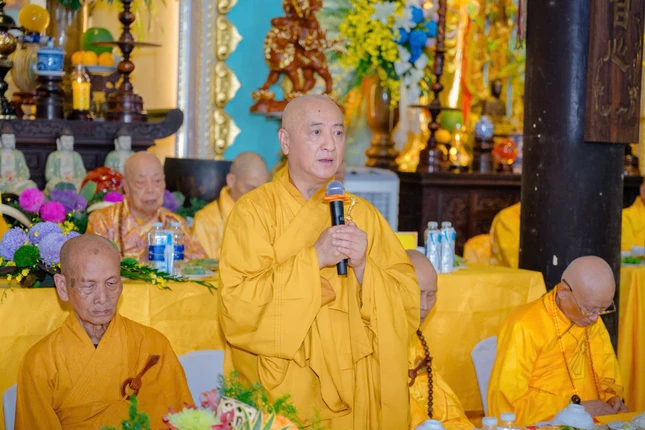 Hòa thượng Thích Huệ Thông ban đạo từ Hòa thượng Thích Huệ Thông ban đạo từ