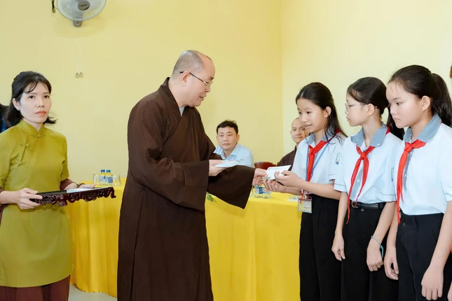 250 suất học bổng với tổng trị giá 200 triệu đồng được trao đến các em học sinh hiếu học tại thôn Dinh Mười, xã Ninh Châu 250 suất học bổng với tổng trị giá 200 triệu đồng được trao đến các em học sinh hiếu học tại thôn Dinh Mười, xã Ninh Châu