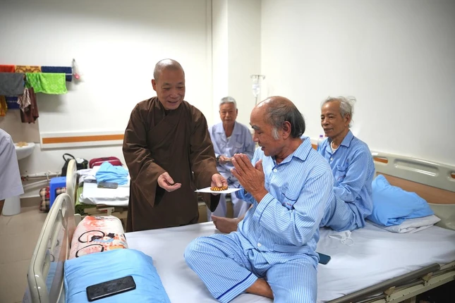 Sự quan tâm, sẻ chia từ chư tôn đức và quý Phật tử đã làm ấm lòng bệnh nhân đang ngày ngày nỗ lực vượt qua bệnh tật Sự quan tâm, sẻ chia từ chư tôn đức và quý Phật tử đã làm ấm lòng bệnh nhân đang ngày ngày nỗ lực vượt qua bệnh tật