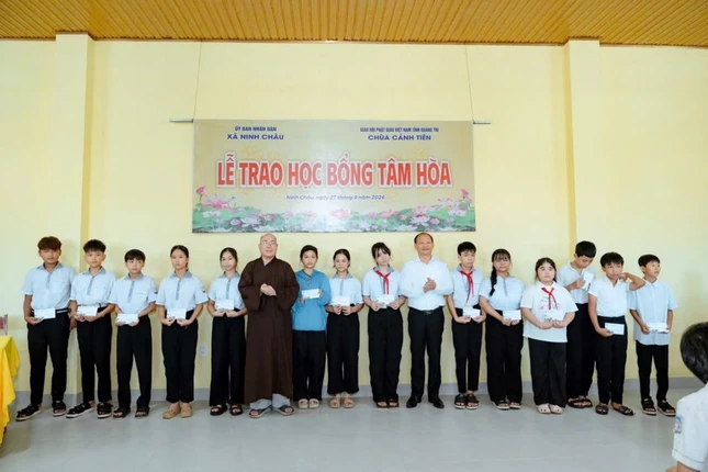 250 suất học bổng với tổng trị giá 200 triệu đồng được trao đến các em học sinh hiếu học tại thôn Dinh Mười, xã Ninh Châu 250 suất học bổng với tổng trị giá 200 triệu đồng được trao đến các em học sinh hiếu học tại thôn Dinh Mười, xã Ninh Châu