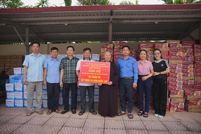 Ni trưởng Thích Đàm Khoa cùng Phật tử chùa Bằng trao quà hỗ trợ người dân vùng lũ xã Xuân Mai Ni trưởng Thích Đàm Khoa cùng Phật tử chùa Bằng trao quà hỗ trợ người dân vùng lũ xã Xuân Mai