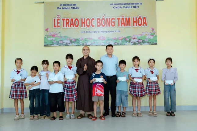 250 suất học bổng với tổng trị giá 200 triệu đồng được trao đến các em học sinh hiếu học tại thôn Dinh Mười, xã Ninh Châu 250 suất học bổng với tổng trị giá 200 triệu đồng được trao đến các em học sinh hiếu học tại thôn Dinh Mười, xã Ninh Châu