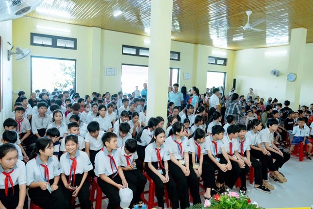 Chư tôn đức, chính quyền và học sinh tham dự Chư tôn đức, chính quyền và học sinh tham dự
