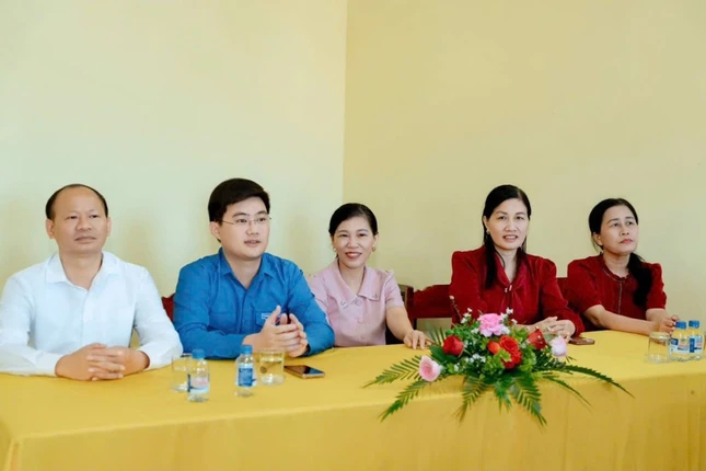 Chư tôn đức, chính quyền và học sinh tham dự Chư tôn đức, chính quyền và học sinh tham dự