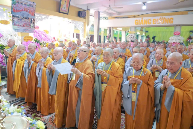Chư tôn đức Ni thành kính tưởng niệm