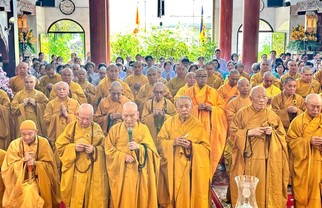 Chư tôn giáo phẩm dâng hương tưởng niệm Trưởng lão Hòa thượng Thích Hải Tràng Chư tôn giáo phẩm dâng hương tưởng niệm Trưởng lão Hòa thượng Thích Hải Tràng