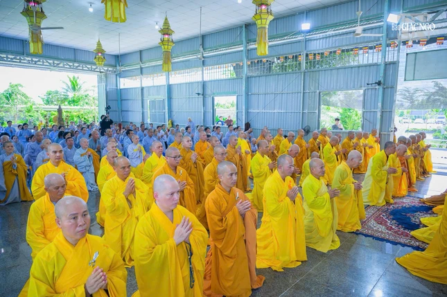 Chư tôn đức Tăng Ni thuộc các thế hệ môn hạ và đông đảo Phật tử tham dự ngày Về nguồn truyền thống hằng năm