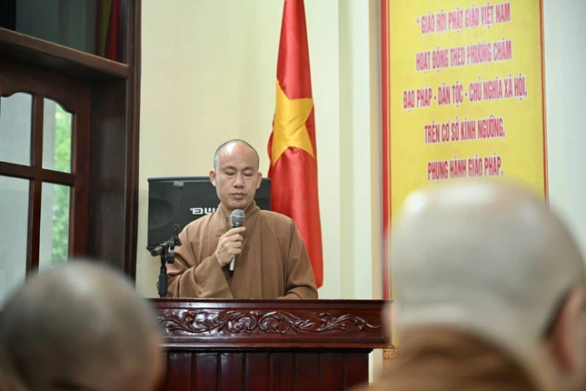 Đại đức Thích Minh Phúc, Chánh Thư ký Ban Trị sự GHPGVN tỉnh Ninh Bình trình bày báo cáo sơ lược hoạt động Phật sự quý III năm 2026
