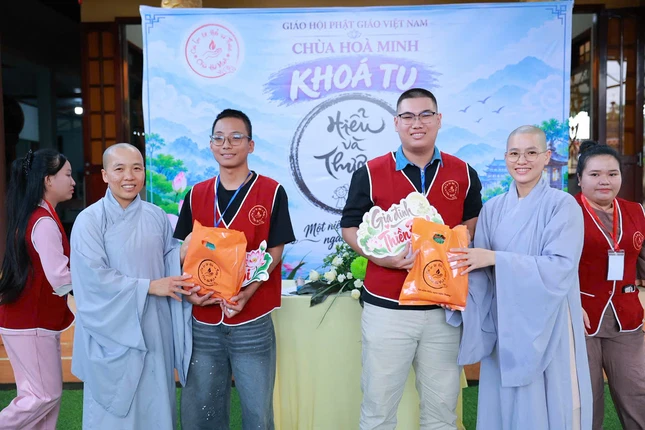 Các khóa sinh tham gia tụng kinh, đố vui kiến thức về Phật pháp và hoa đăng cầu nguyện