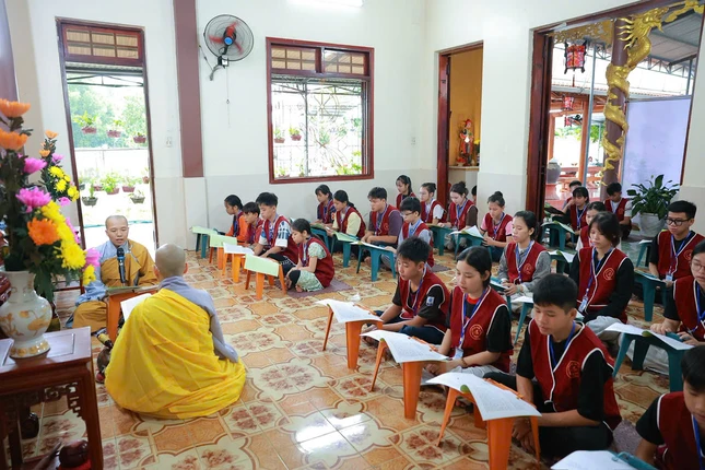 Các khóa sinh tham gia tụng kinh, đố vui kiến thức về Phật pháp và hoa đăng cầu nguyện