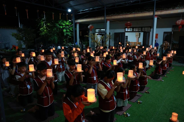 Các khóa sinh tham gia tụng kinh, đố vui kiến thức về Phật pháp và hoa đăng cầu nguyện