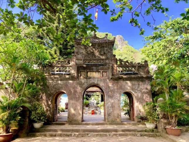 Cổng Tam quan chùa Tam Thai