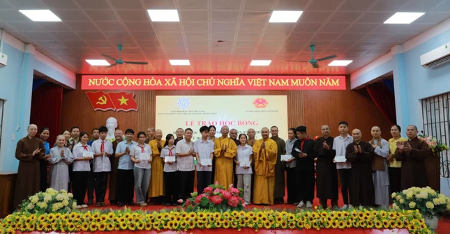Các em học sinh, sinh viên dân tộc thiểu số có hoàn cảnh khó khăn tại xã Linh Hồ đón nhận học bổng hỗ trợ từ Phân ban Phật tử Dân tộc Trung ương Các em học sinh, sinh viên dân tộc thiểu số có hoàn cảnh khó khăn tại xã Linh Hồ đón nhận học bổng hỗ trợ từ Phân ban Phật tử Dân tộc Trung ương
