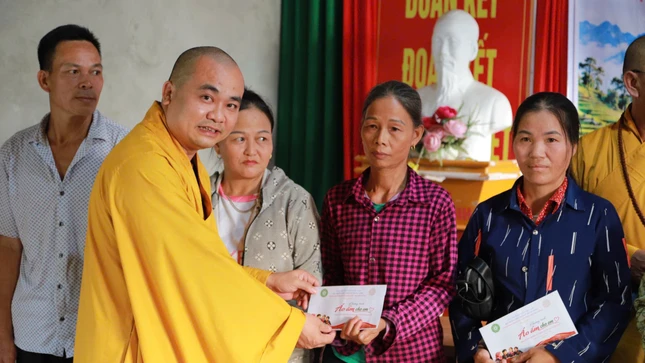 Phân ban Phật tử Dân tộc Trung ương trao tặng 100 phần quà đến các em học sinh và các hộ gia đình Phân ban Phật tử Dân tộc Trung ương trao tặng 100 phần quà đến các em học sinh và các hộ gia đình