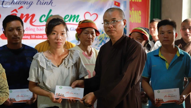 Phân ban Phật tử Dân tộc Trung ương trao tặng 100 phần quà đến các em học sinh và các hộ gia đình Phân ban Phật tử Dân tộc Trung ương trao tặng 100 phần quà đến các em học sinh và các hộ gia đình