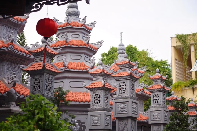 Bảo tháp Hòa thượng Thích Hạnh Trí trong vườn tháp chùa Phổ Quang