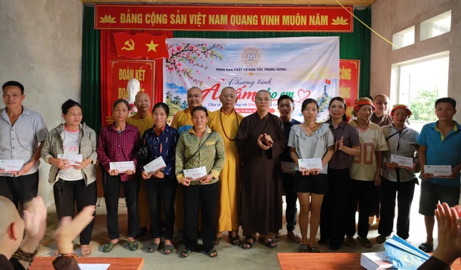 Phân ban Phật tử Dân tộc Trung ương trao tặng 100 phần quà đến các em học sinh và các hộ gia đình Phân ban Phật tử Dân tộc Trung ương trao tặng 100 phần quà đến các em học sinh và các hộ gia đình