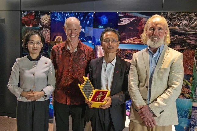 Lãnh sự Trung Quốc Guannan Liu (trái) và Quyền tổng Lãnh sự Wang Fengzhong (cầm tượng) cùng với Shayne Thomson và Leon Deschamps (ngoài cùng bên phải), tại lễ bàn giao ngày 13-10 - Ảnh: ABC