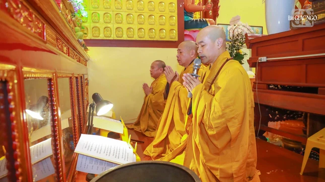 Chư tôn đức thực hiện khóa lễ cúng ngọ Chư tôn đức thực hiện khóa lễ cúng ngọ