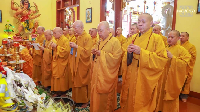 Chư tôn giáo phẩm dâng hương tưởng niệm Giác linh Hòa thượng Thích Thanh Ngọc Chư tôn giáo phẩm dâng hương tưởng niệm Giác linh Hòa thượng Thích Thanh Ngọc