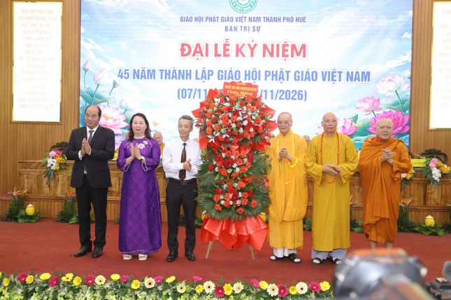 Lãnh đạo TP.Huế tặng hoa chúc mừng Lãnh đạo TP.Huế tặng hoa chúc mừng