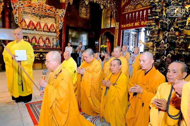 Thượng tọa Thích Huệ Khai dâng hương cầu nguyện Thượng tọa Thích Huệ Khai dâng hương cầu nguyện