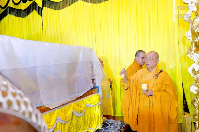Thực hiện nghi thức sái tịnh kim quan Thực hiện nghi thức sái tịnh kim quan