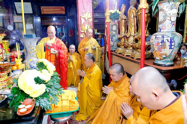 Môn đồ pháp quyến đảnh lễ thọ tang Môn đồ pháp quyến đảnh lễ thọ tang