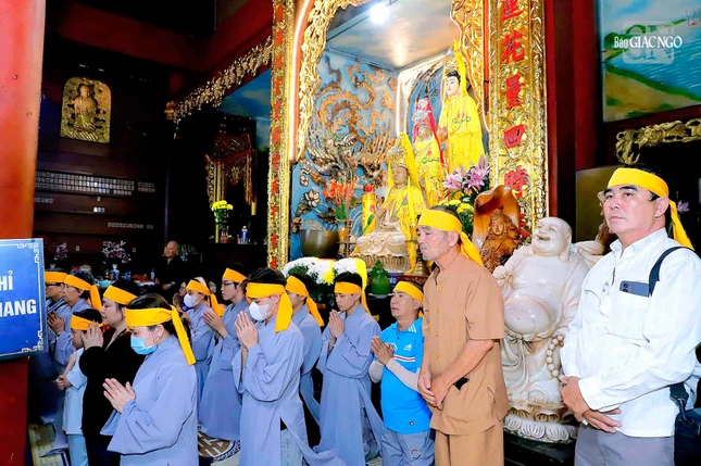 Môn đồ pháp quyến dâng phạn thực cúng dường Giác linh Ân sư Môn đồ pháp quyến dâng phạn thực cúng dường Giác linh Ân sư