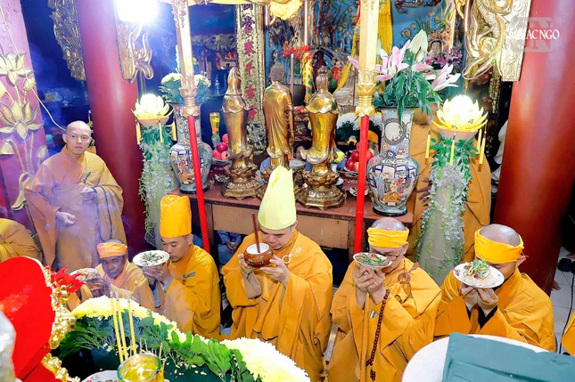 Môn đồ pháp quyến dâng phạn thực cúng dường Giác linh Ân sư Môn đồ pháp quyến dâng phạn thực cúng dường Giác linh Ân sư